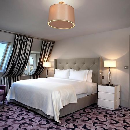 Waldorf Astoria Versailles - Trianon Palace Room photo A bedroom at the Mandarin Oriental London