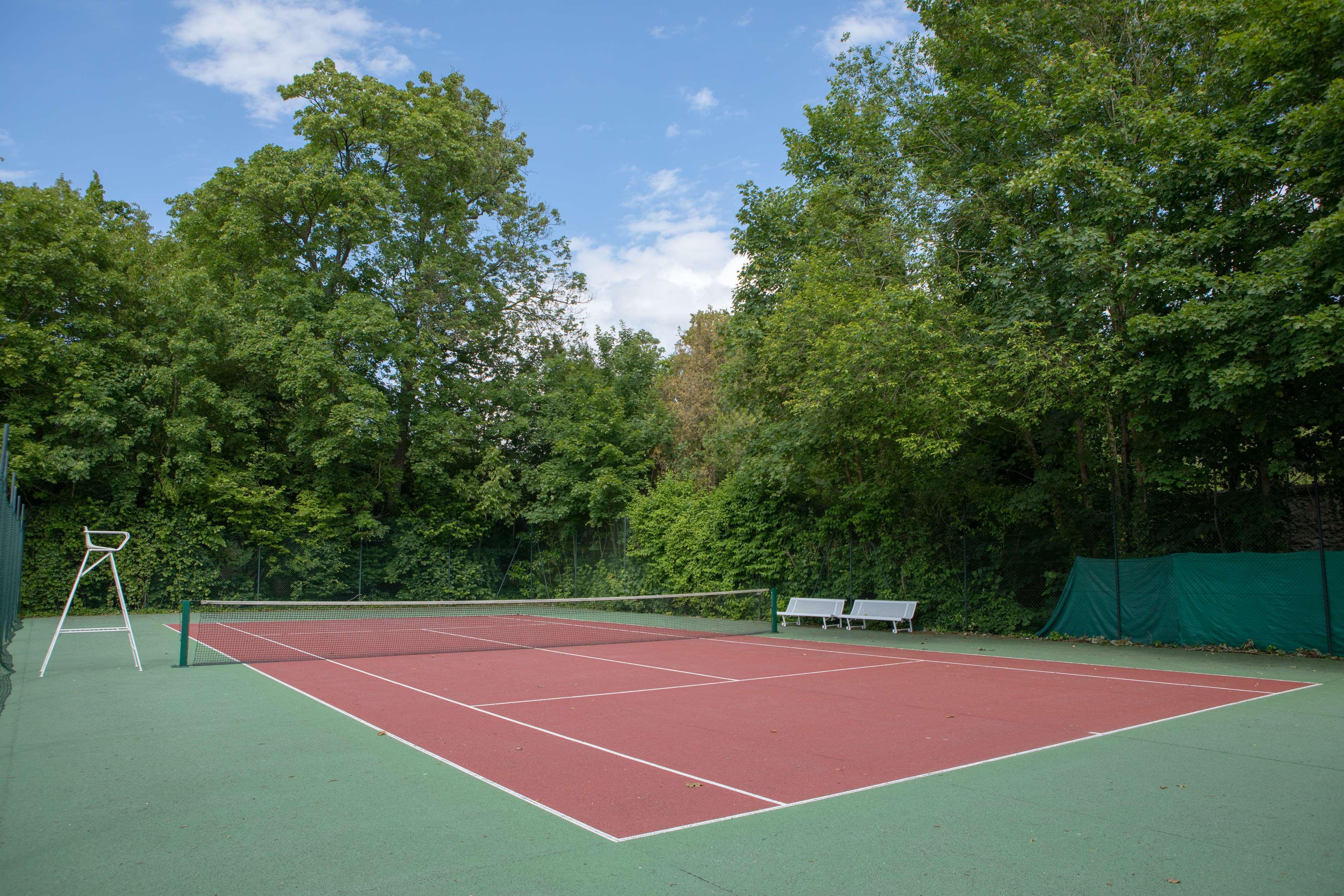 Waldorf Astoria Versailles - Trianon Palace Exterior photo Tennis court at the club