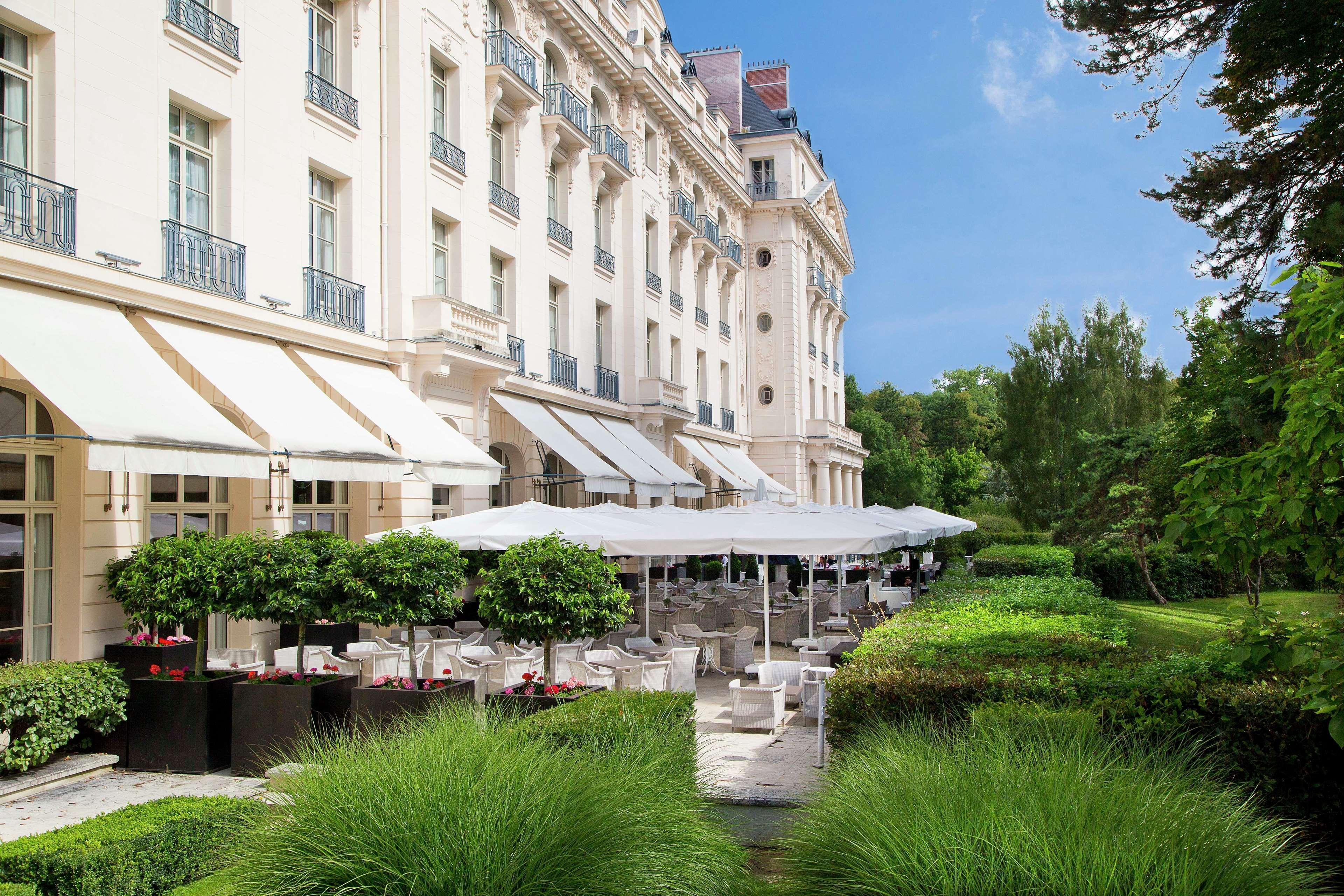 Waldorf Astoria Versailles - Trianon Palace Exterior photo The hotel's garden