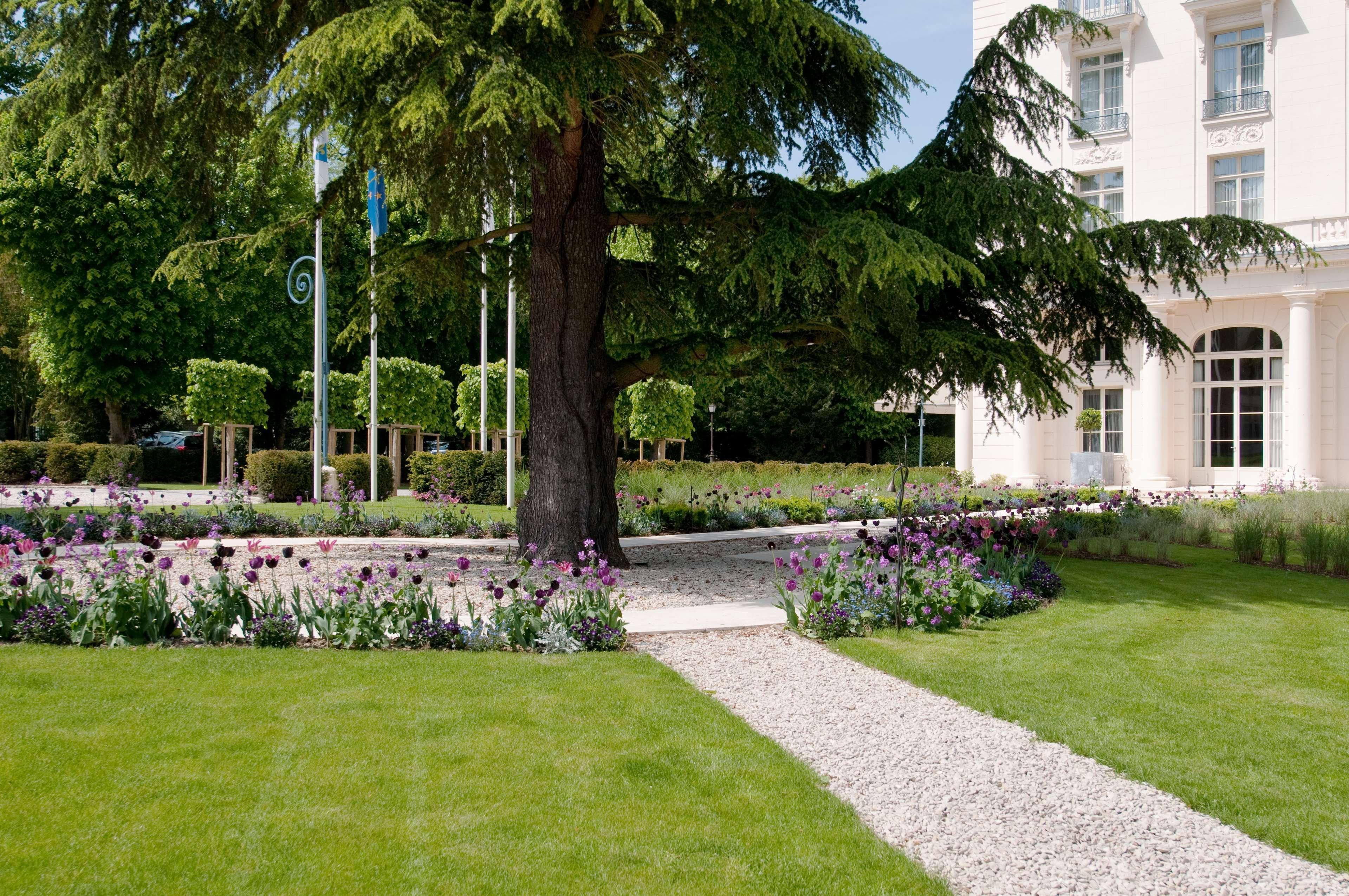 Waldorf Astoria Versailles - Trianon Palace Exterior photo The campus of the University of Versailles Saint-Quentin