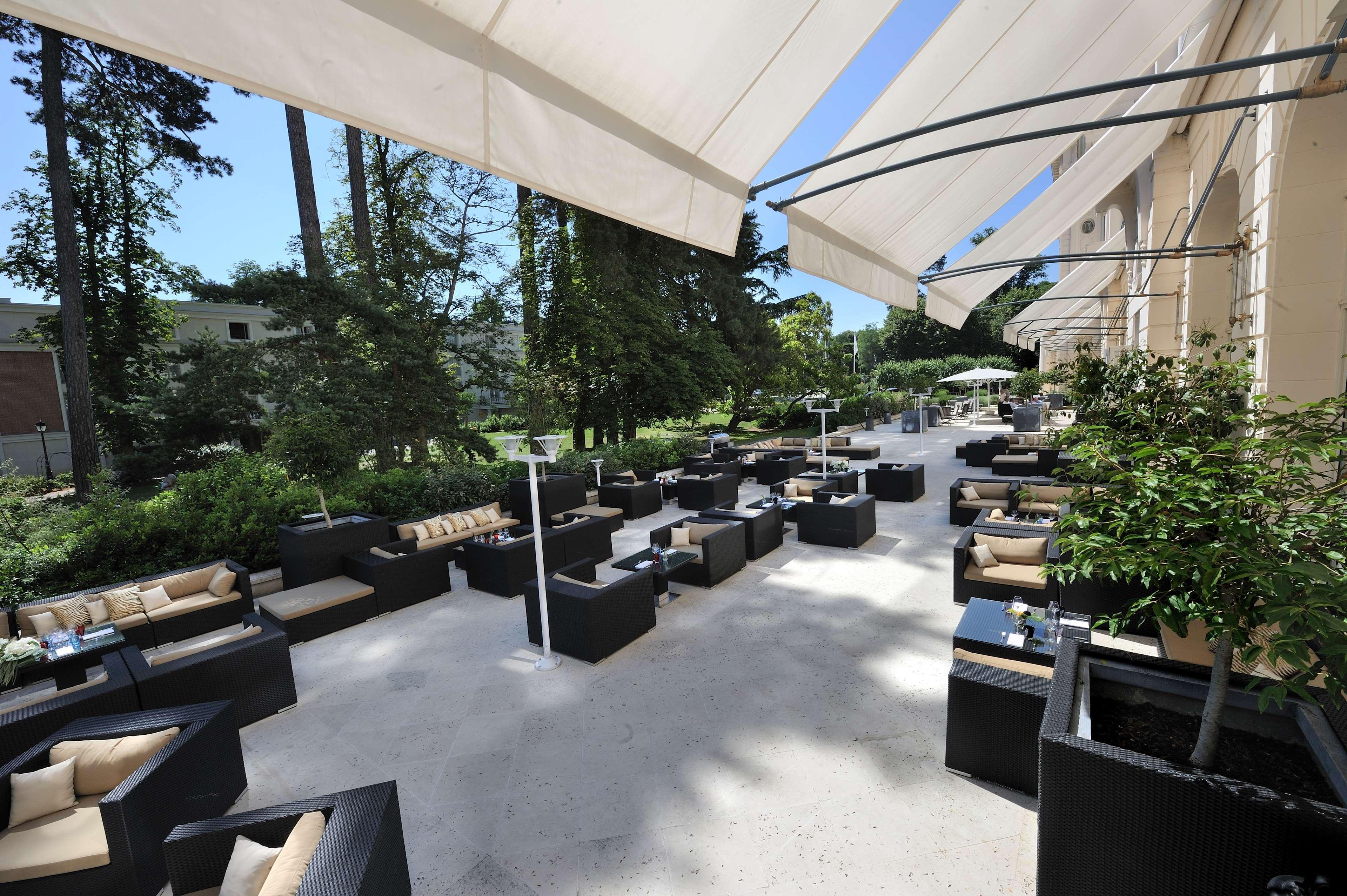 Waldorf Astoria Versailles - Trianon Palace Exterior photo The Terrace at the Hotel de la Paix
