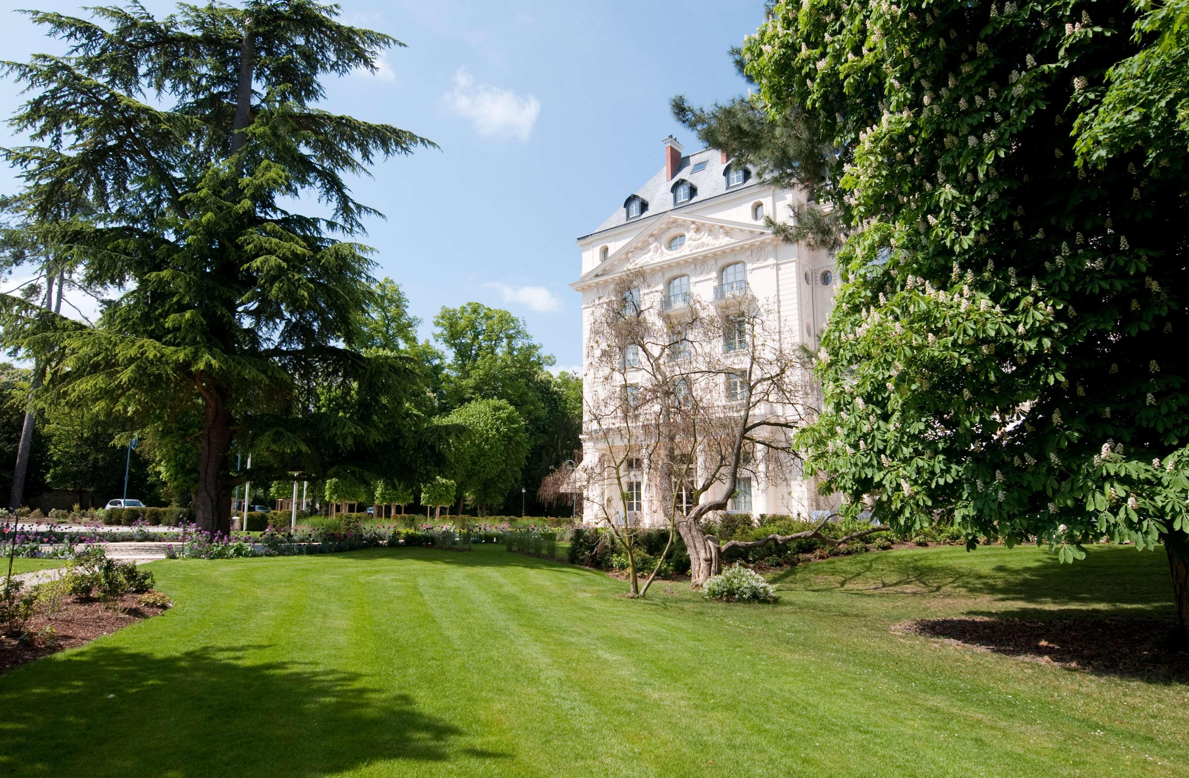 Waldorf Astoria Versailles - Trianon Palace Exterior photo The park of the Château de Launay