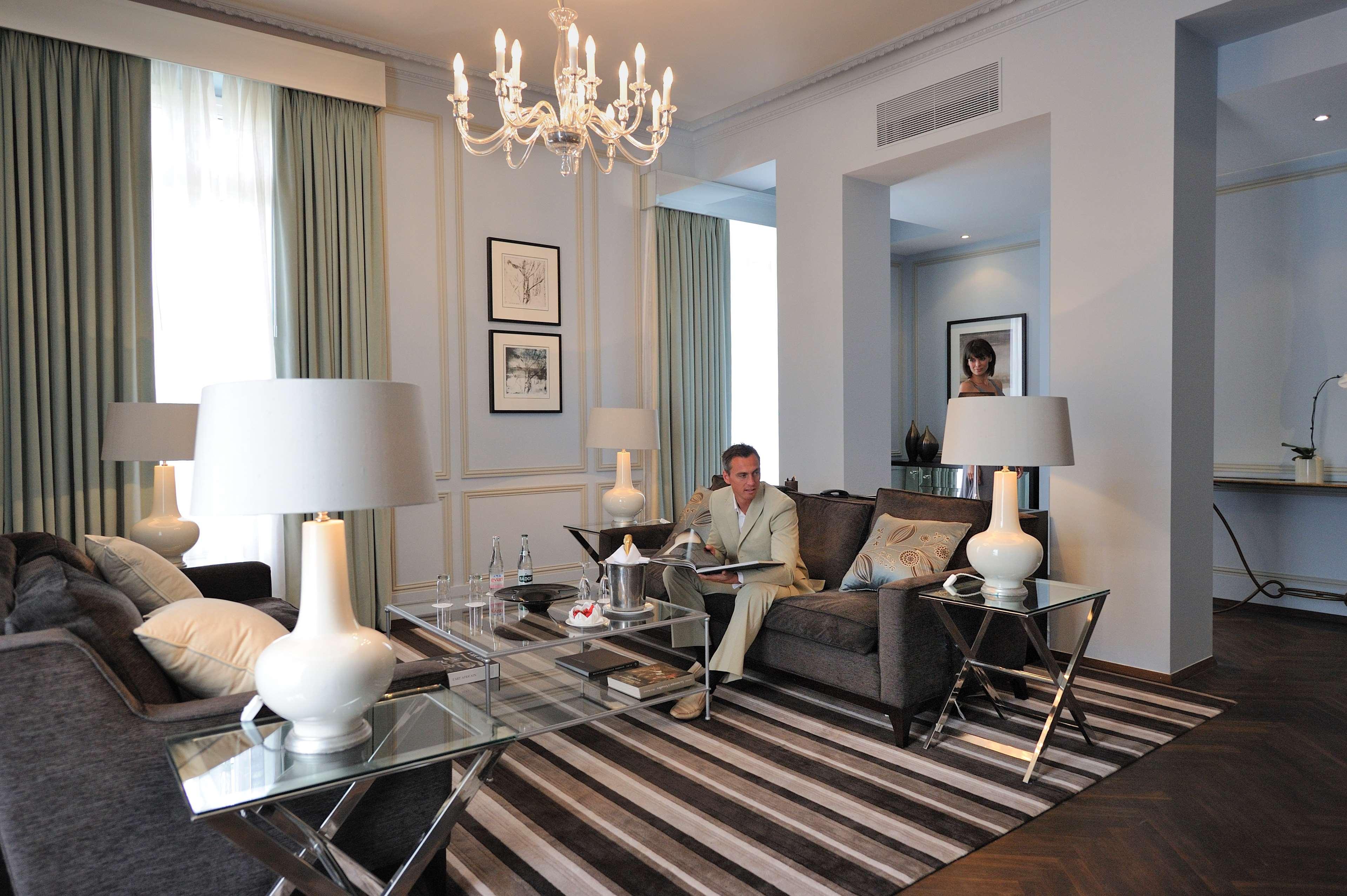 Waldorf Astoria Versailles - Trianon Palace Room photo The living room of a suite at the Hotel de Crillon