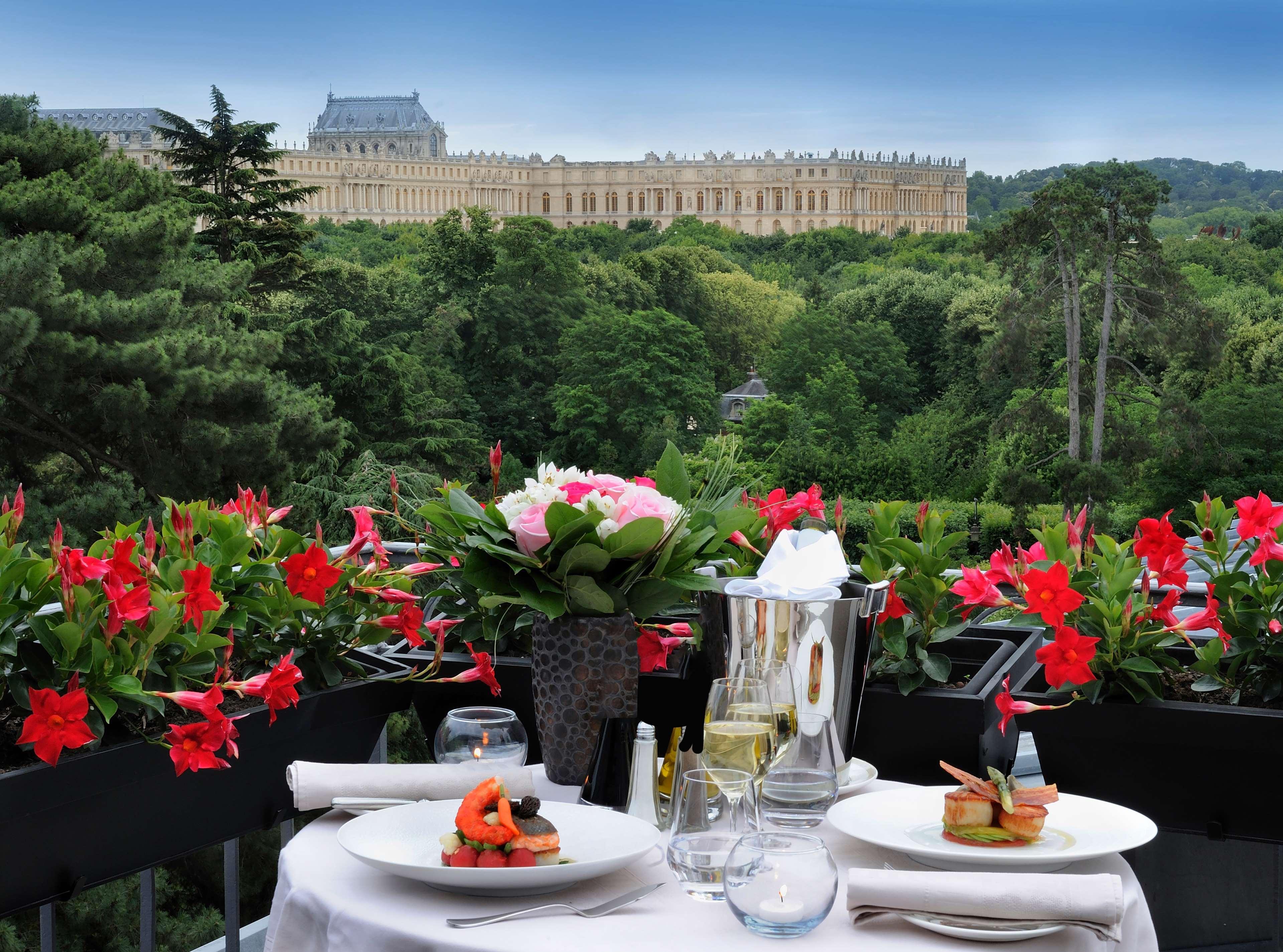 Waldorf Astoria Versailles - Trianon Palace Exterior photo The hotel's terrace