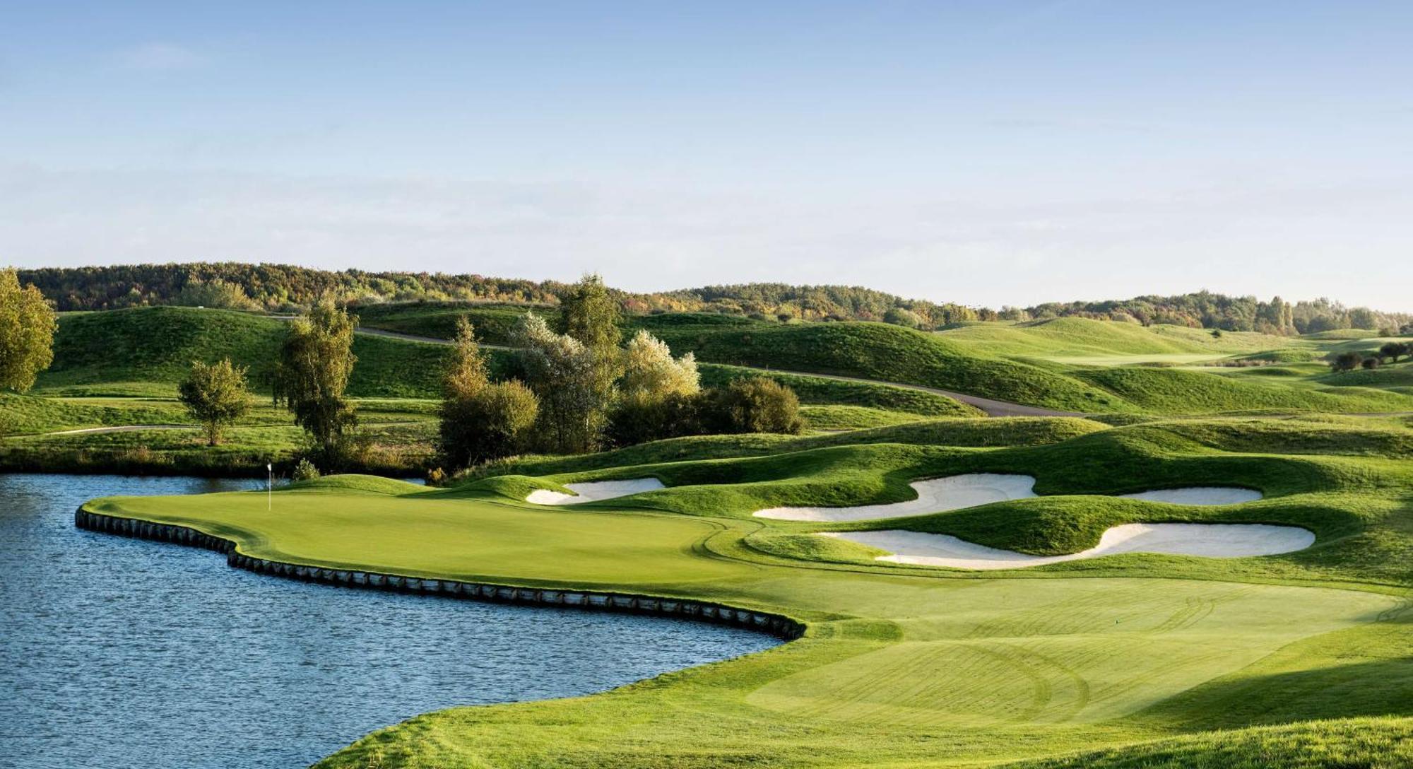 Waldorf Astoria Versailles - Trianon Palace Exterior photo Golf course at the National Golf Club