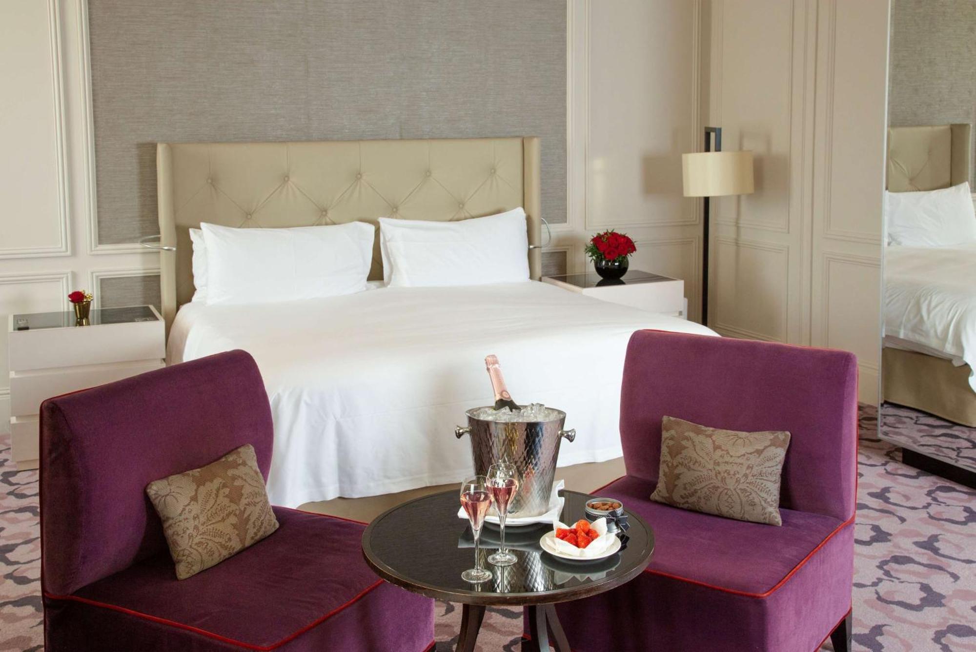 Waldorf Astoria Versailles - Trianon Palace Exterior photo A room at the hotel