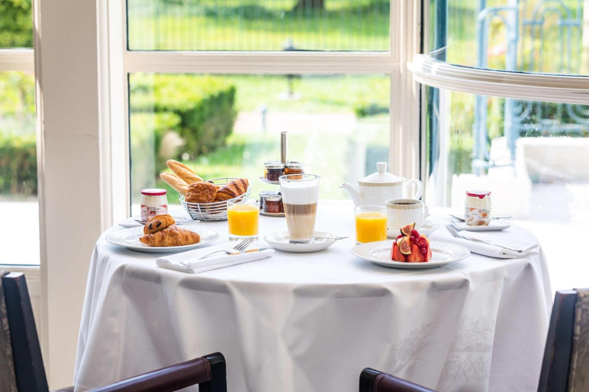Waldorf Astoria Versailles - Trianon Palace Exterior photo Breakfast at the Hotel