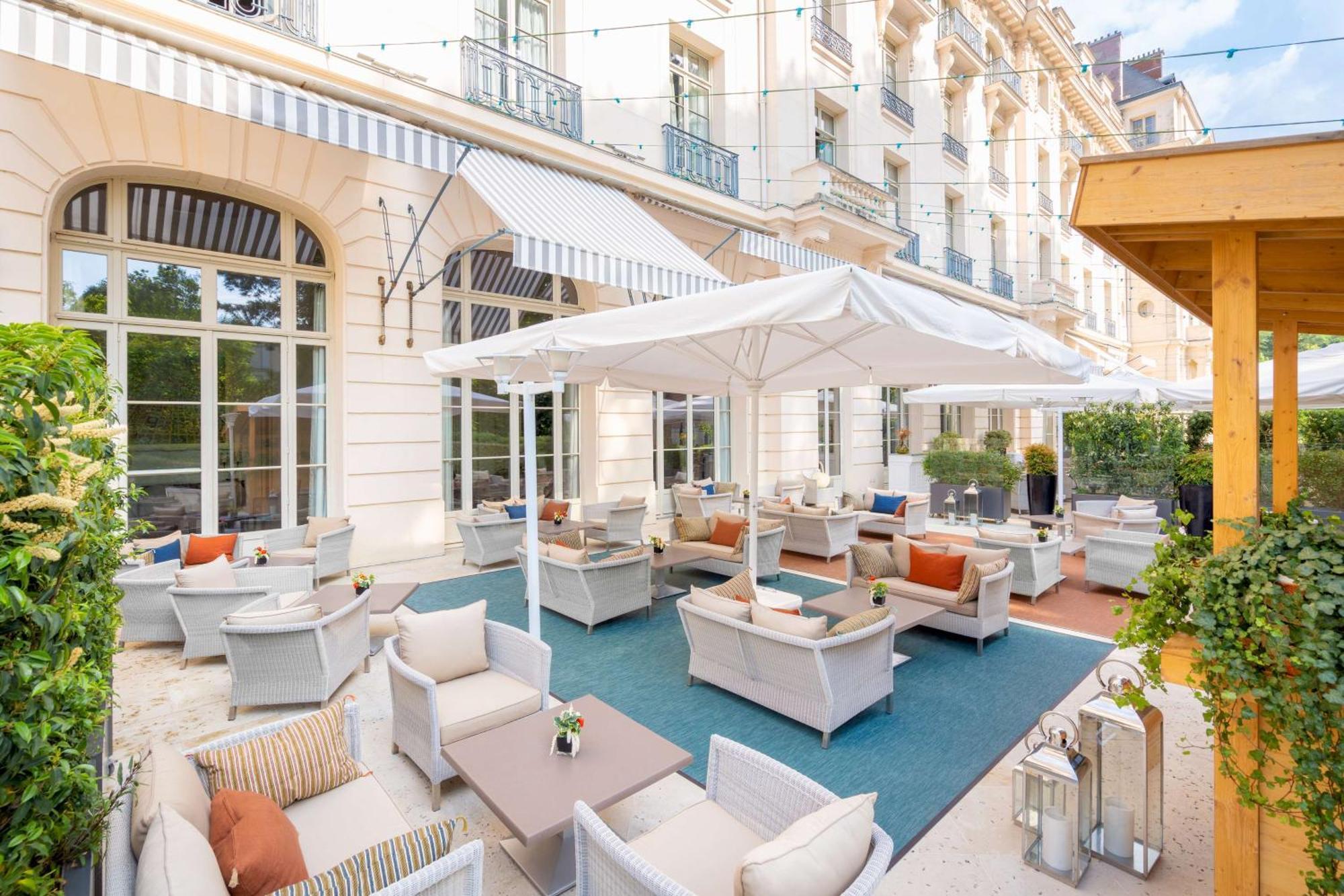 Waldorf Astoria Versailles - Trianon Palace Exterior photo The hotel's courtyard