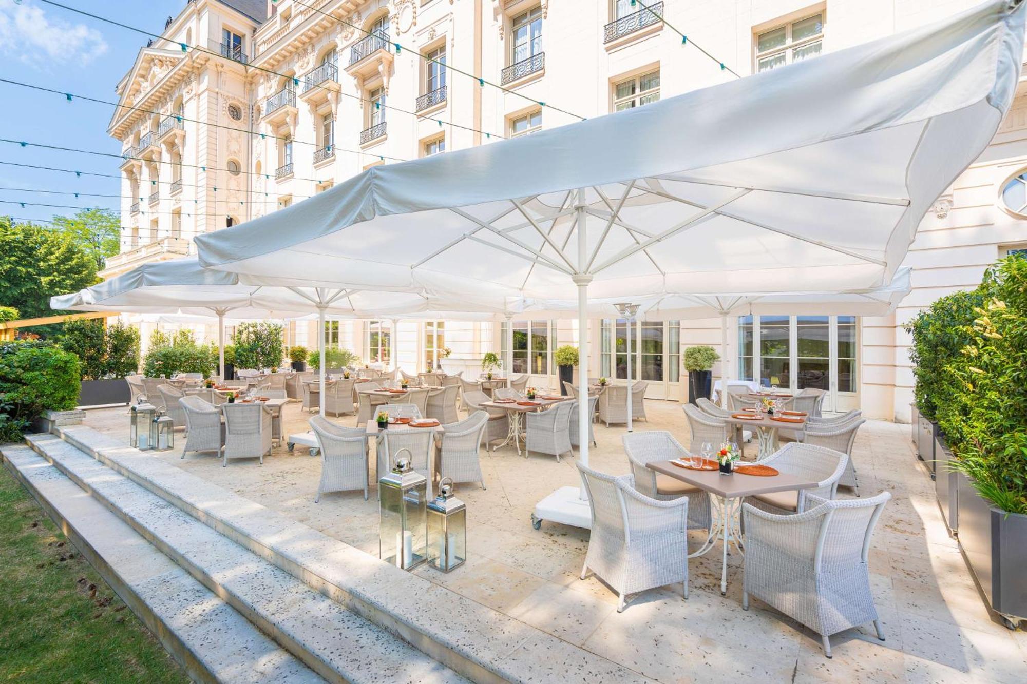 Waldorf Astoria Versailles - Trianon Palace Exterior photo The hotel's garden