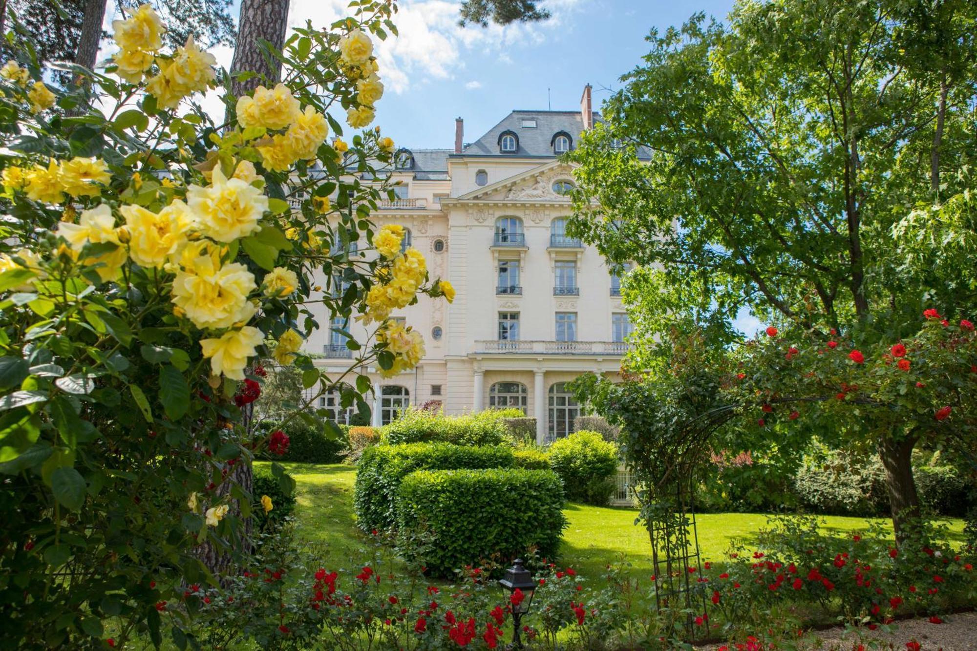 Waldorf Astoria Versailles - Trianon Palace Exterior photo The Château de Chambord