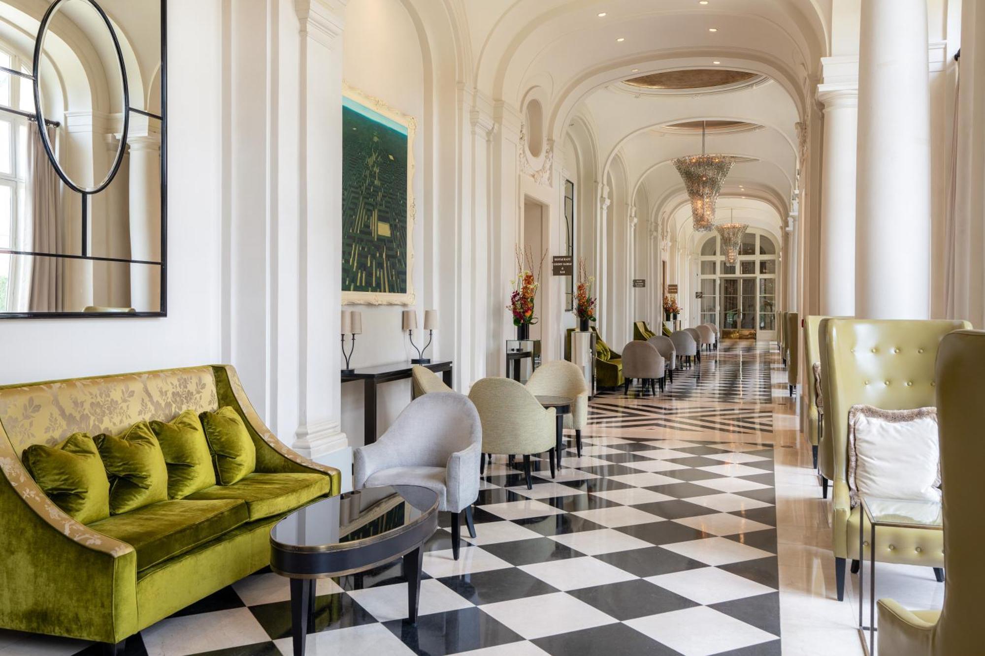 Waldorf Astoria Versailles - Trianon Palace Exterior photo The hotel's lobby