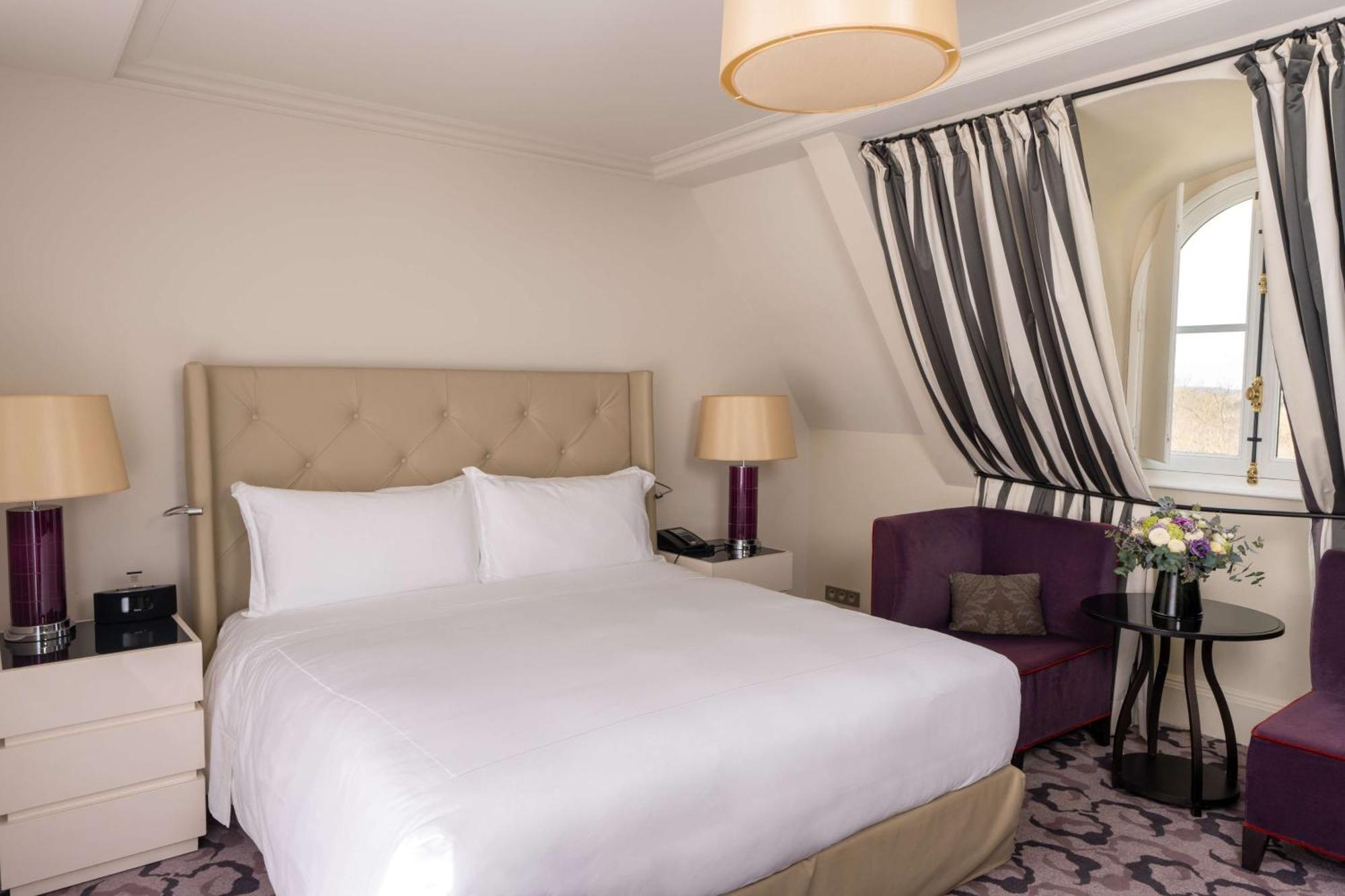 Waldorf Astoria Versailles - Trianon Palace Exterior photo A room at the hotel