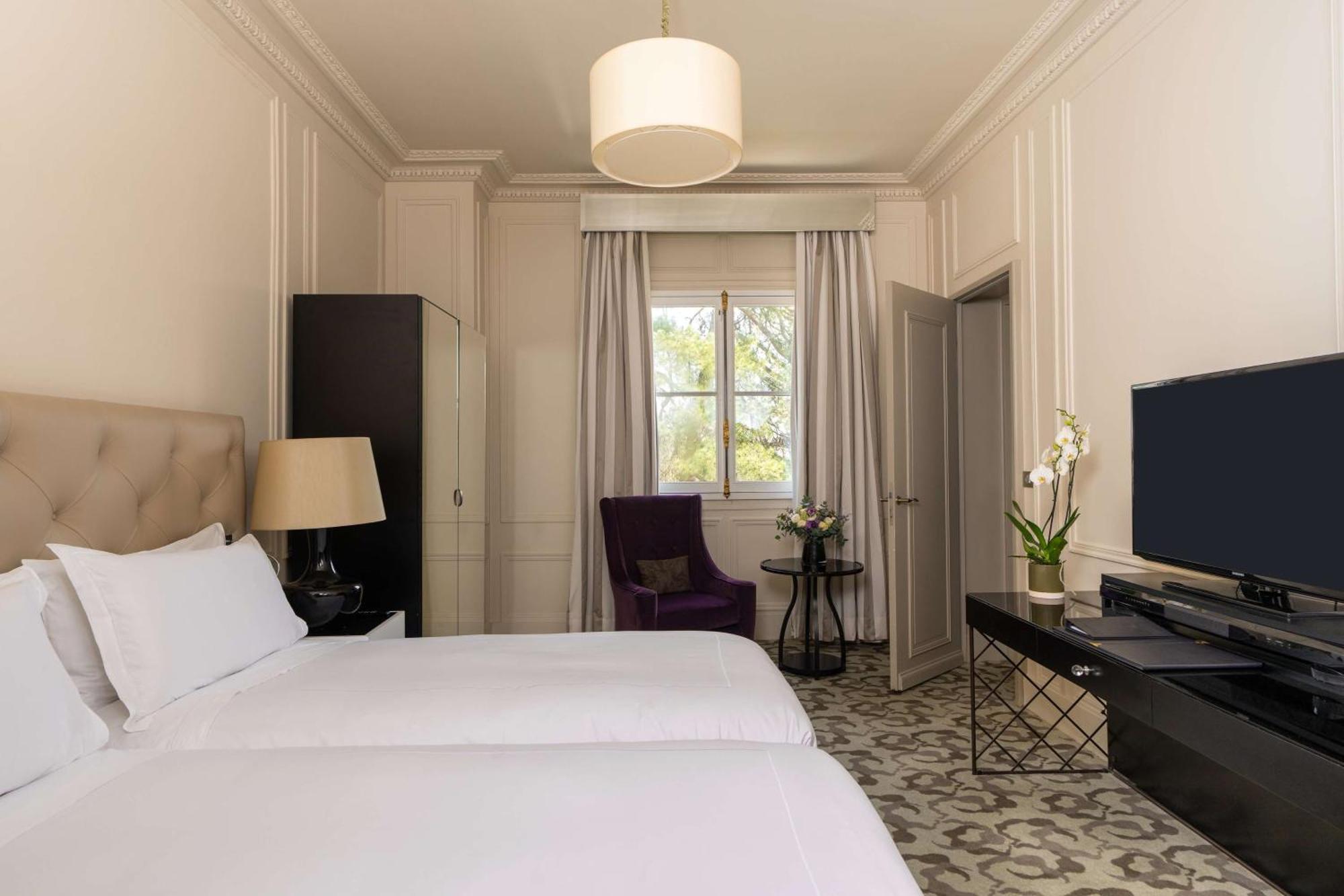 Waldorf Astoria Versailles - Trianon Palace Exterior photo A room at the hotel