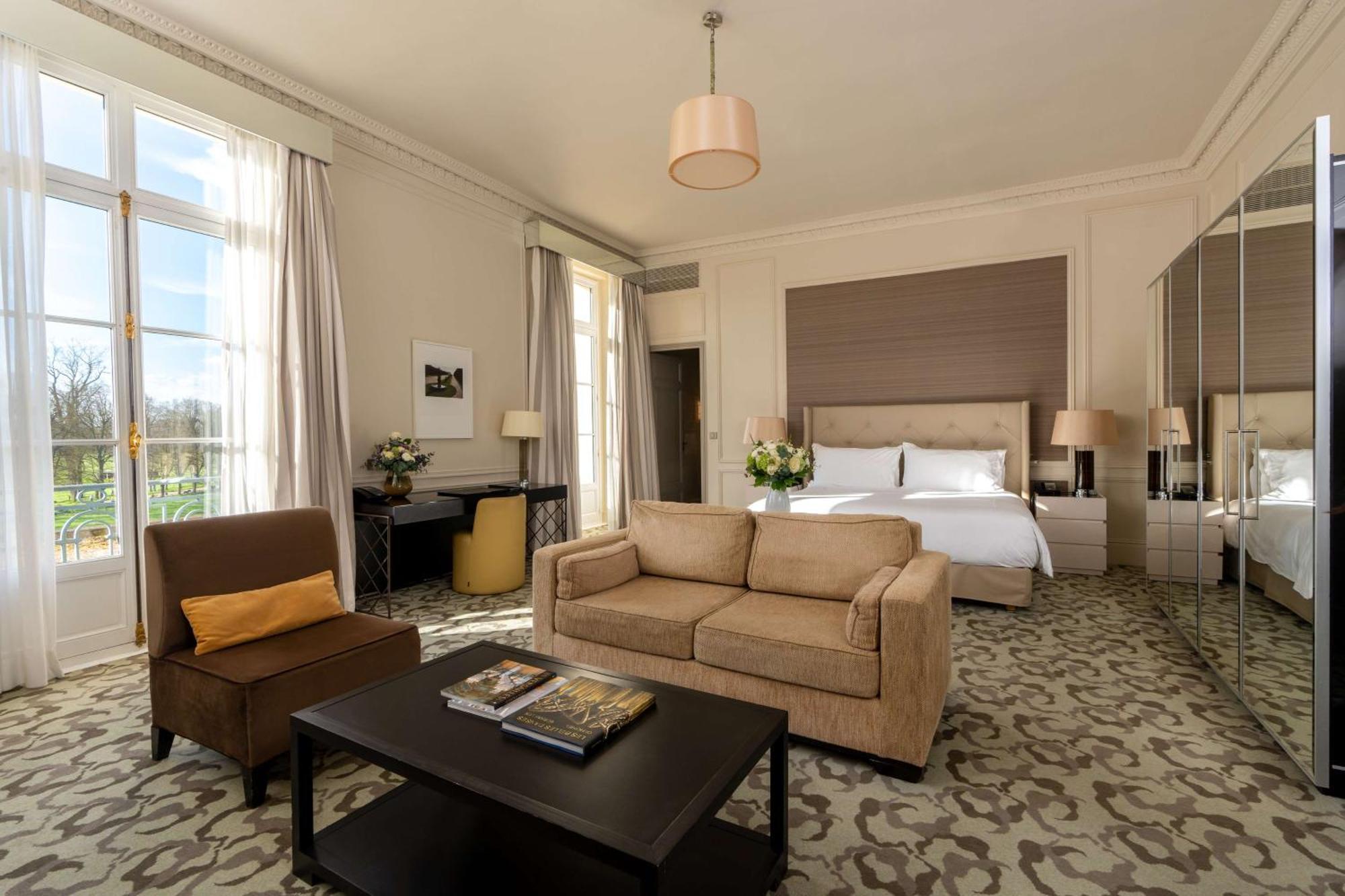 Waldorf Astoria Versailles - Trianon Palace Exterior photo A suite at the hotel