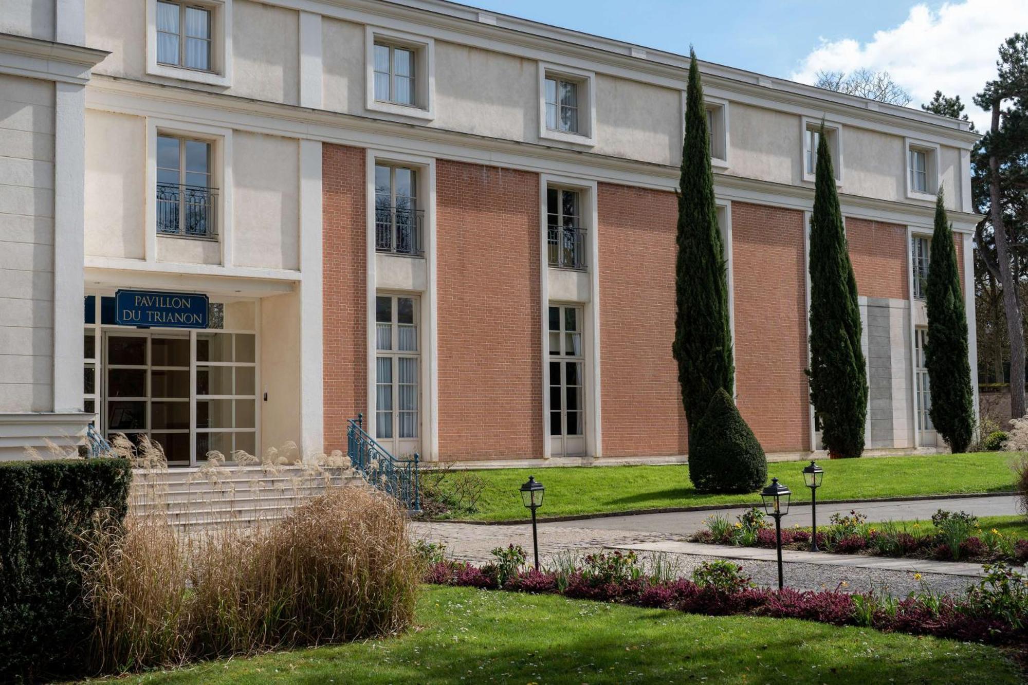 Waldorf Astoria Versailles - Trianon Palace Exterior photo The University of Avignon