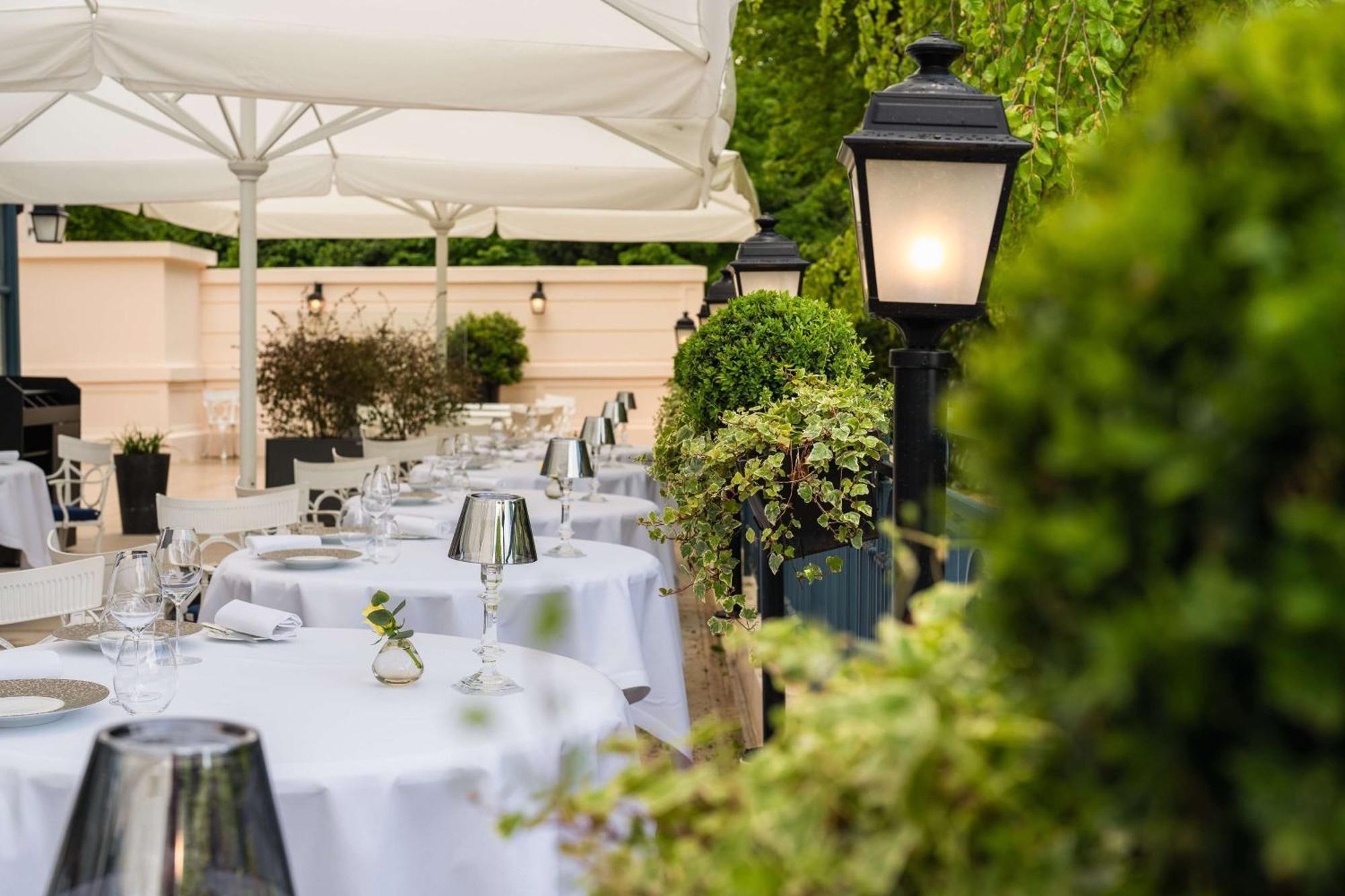 Waldorf Astoria Versailles - Trianon Palace Exterior photo The hotel's garden