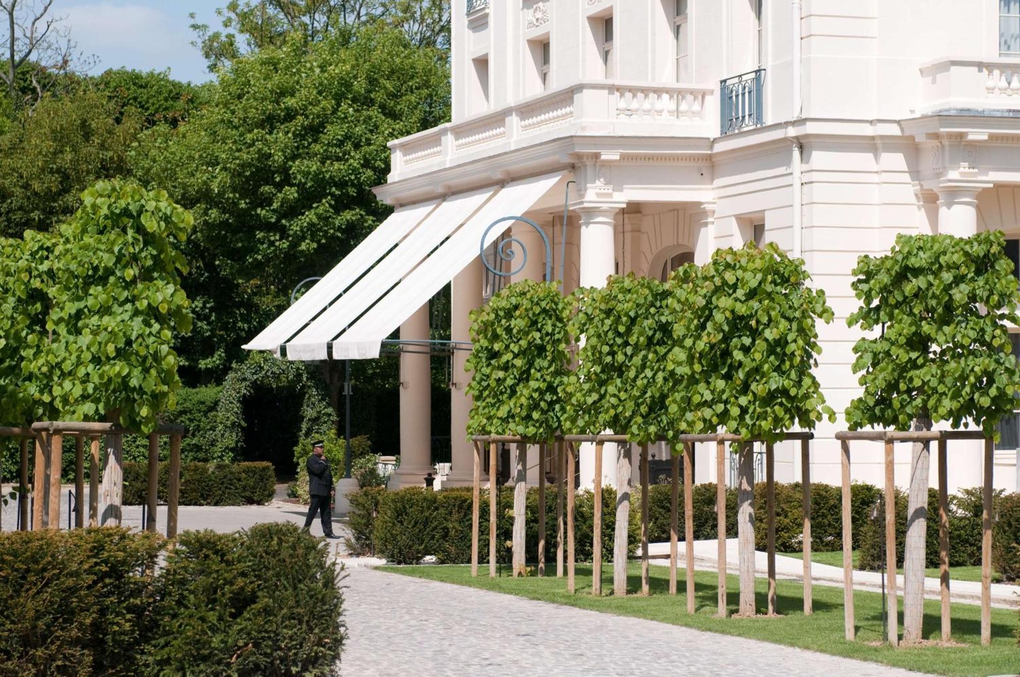 Waldorf Astoria Versailles - Trianon Palace Exterior photo The Hotel's entrance