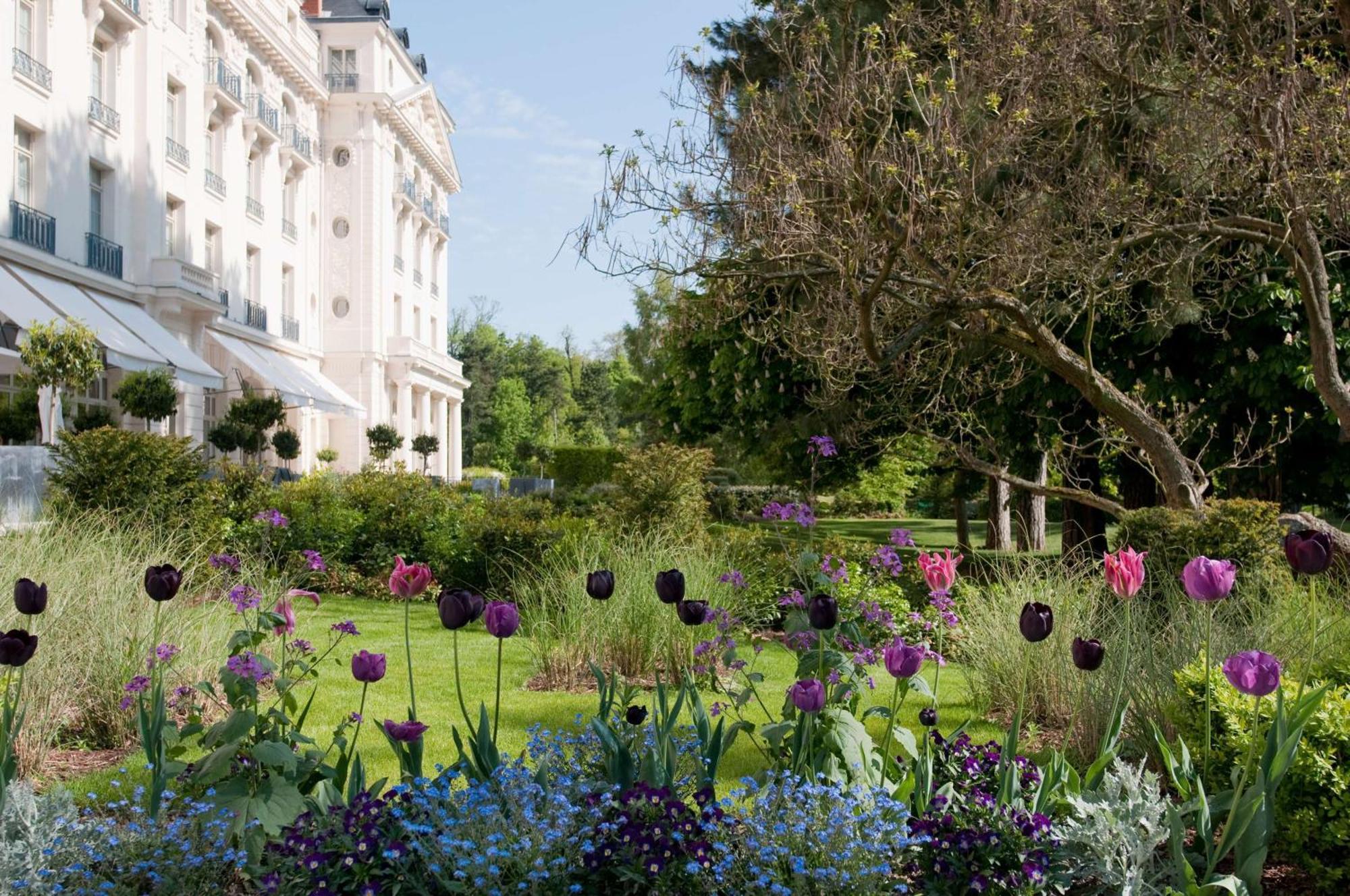 Waldorf Astoria Versailles - Trianon Palace Exterior photo The gardens
