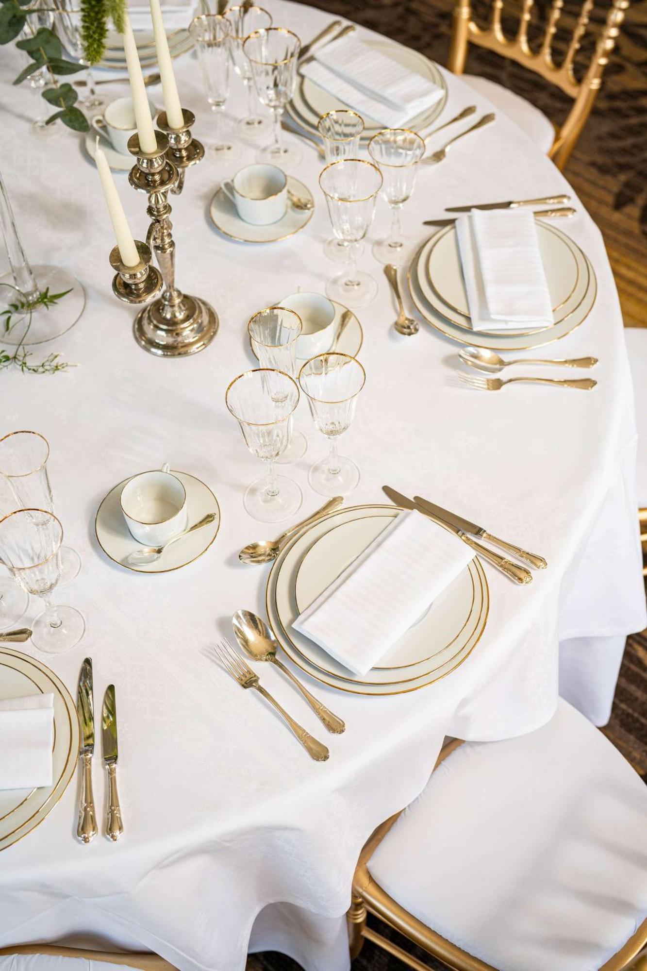 Waldorf Astoria Versailles - Trianon Palace Exterior photo A table set for fine dining